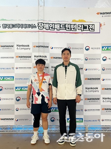 윤종훈 김천시청 배드민턴단 선수가 금메달을 목에 걸었다. 사진제공 ㅣ 김천시