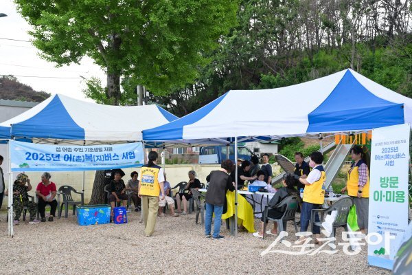 영덕군이 산불 피해지역 어촌 주민들을 위해 운영하는 복지버스가 큰 호응을 얻고 있다. 사진제공 ㅣ 영덕군