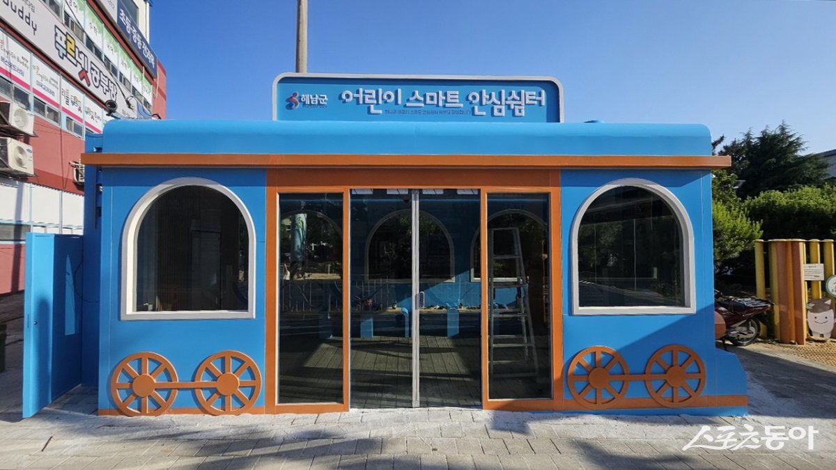해남읍 동초등학교 정문 인근에 설치한 스마트 안전쉼터. 사진제공=해남군