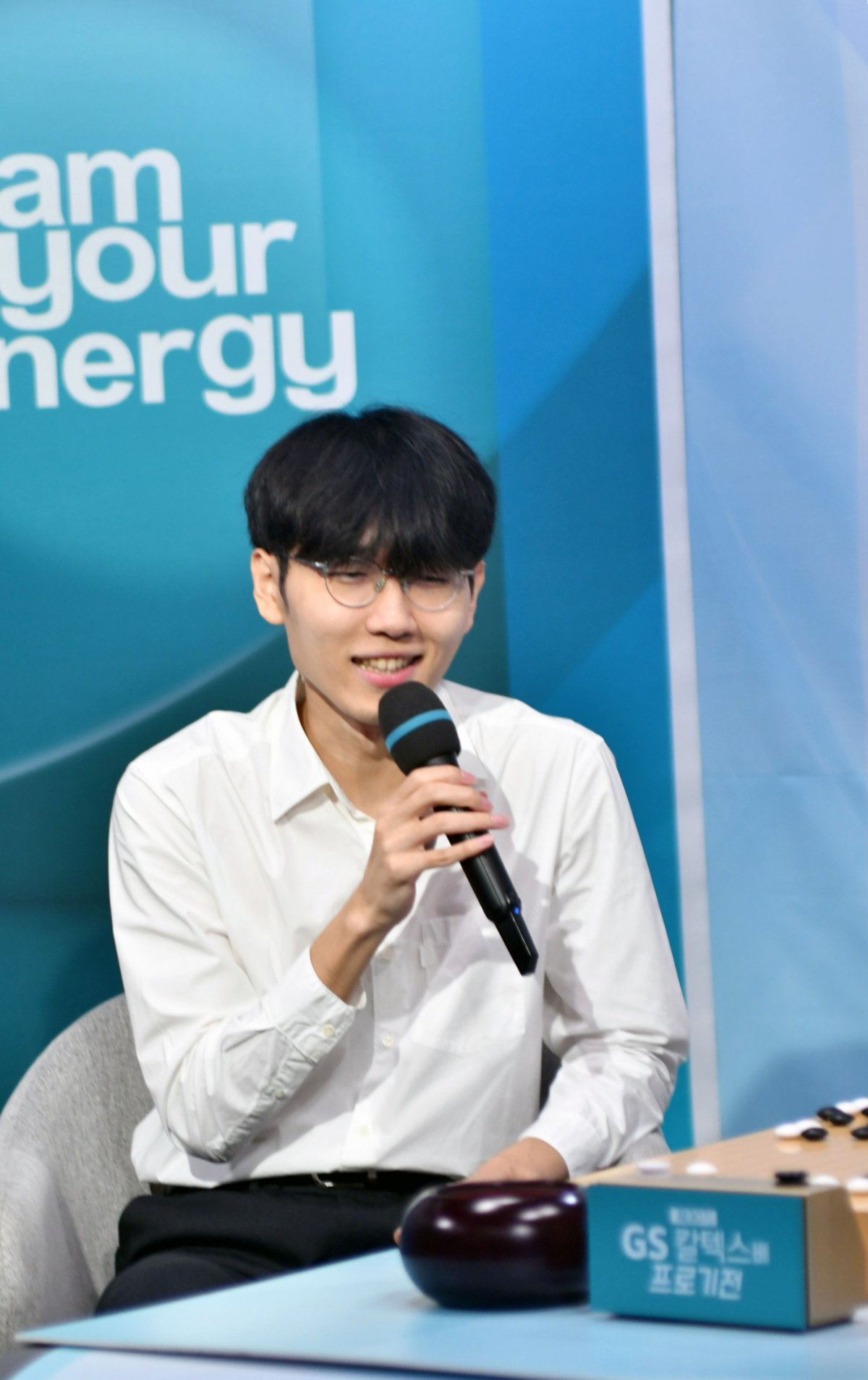 우승 후 인터뷰를 하고 있는 신진서 9단.   (한국기원 제공)