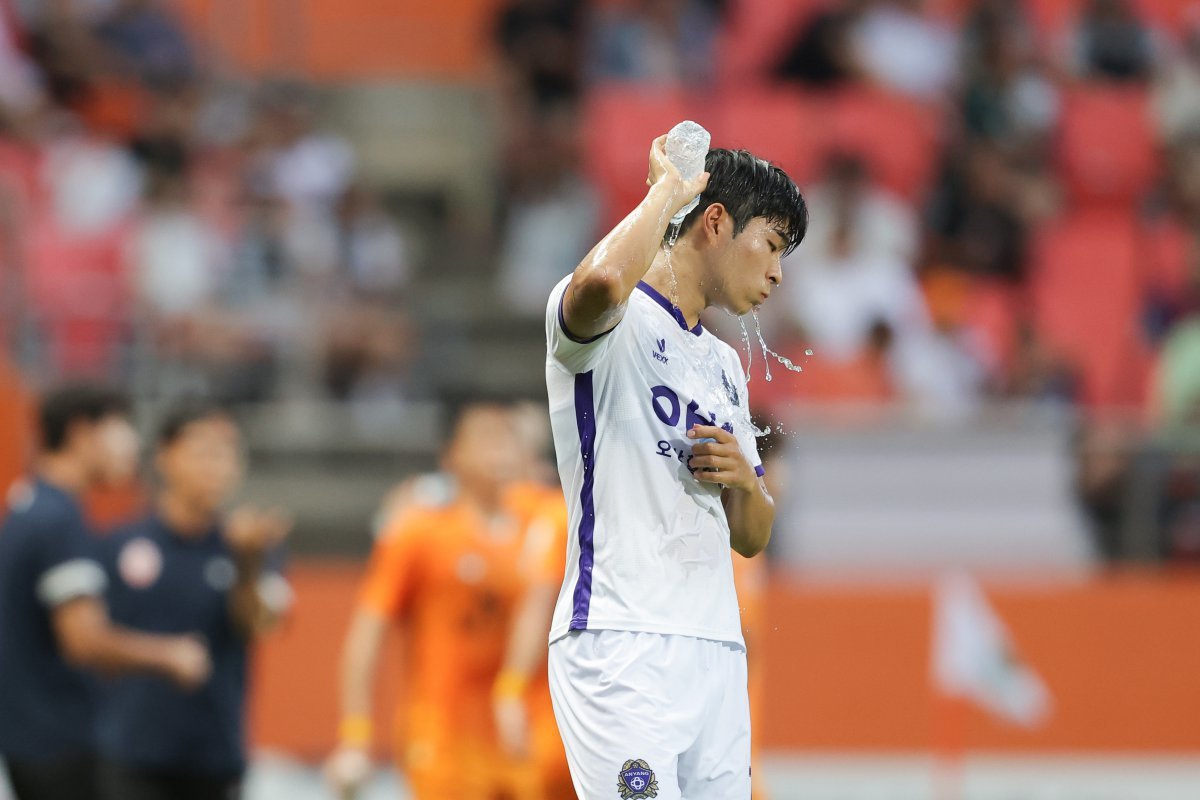 안양 채현우가 19일 제주와 원정경기 도중 물을 끼얹으며 더위를 식히고 있다. 사진제공|한국프로축구연맹