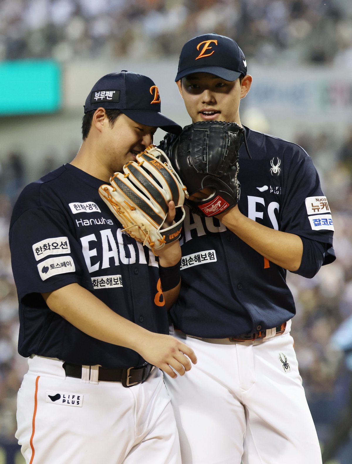 선두 한화가 22일 잠실구장에서 열린 ‘2025 신한 SOL 뱅크 KBO리그’ 두산과 원정경기에서 1-0으로 승리하며 구단 역사상 최초로 한 시즌 두 차례 10연승을 기록했다. 노시환(왼쪽)은 2회초 결승 솔로홈런, 선발투수 문동주는 6이닝 무실점 호투로 승리를 합작했다. 5회 수비를 마치고 대화 중인 노시환과 문동주. 잠실|뉴시스