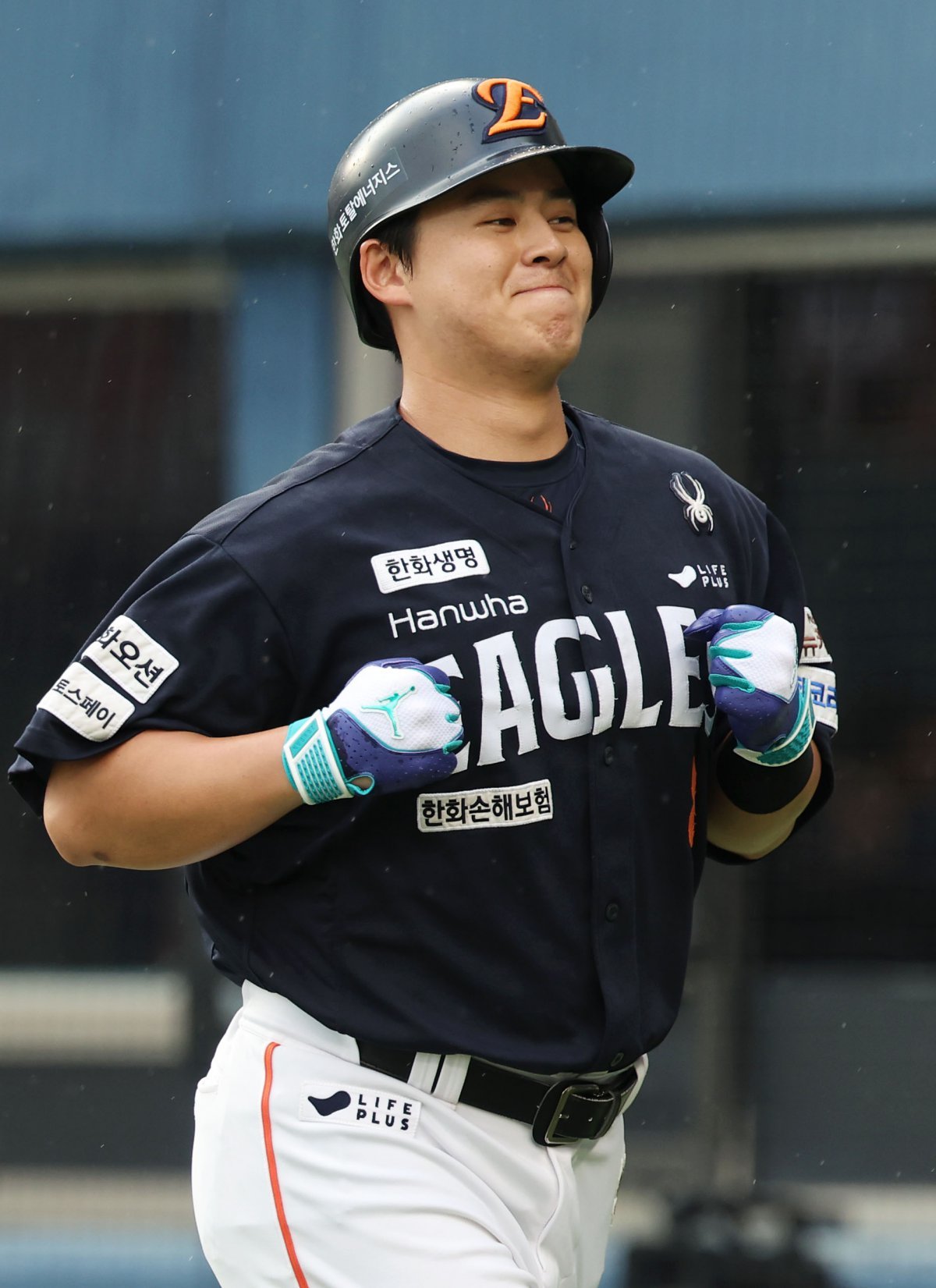 한화 노시환이 22일 잠실 두산전에서 2회초 결승 솔로홈런을 쳐내며 팀의 1-0 승리를 이끌었다. 노시환이 홈런을 쳐낸 뒤 덕아웃을 향하며 기뻐하고 있다. 잠실|뉴시스