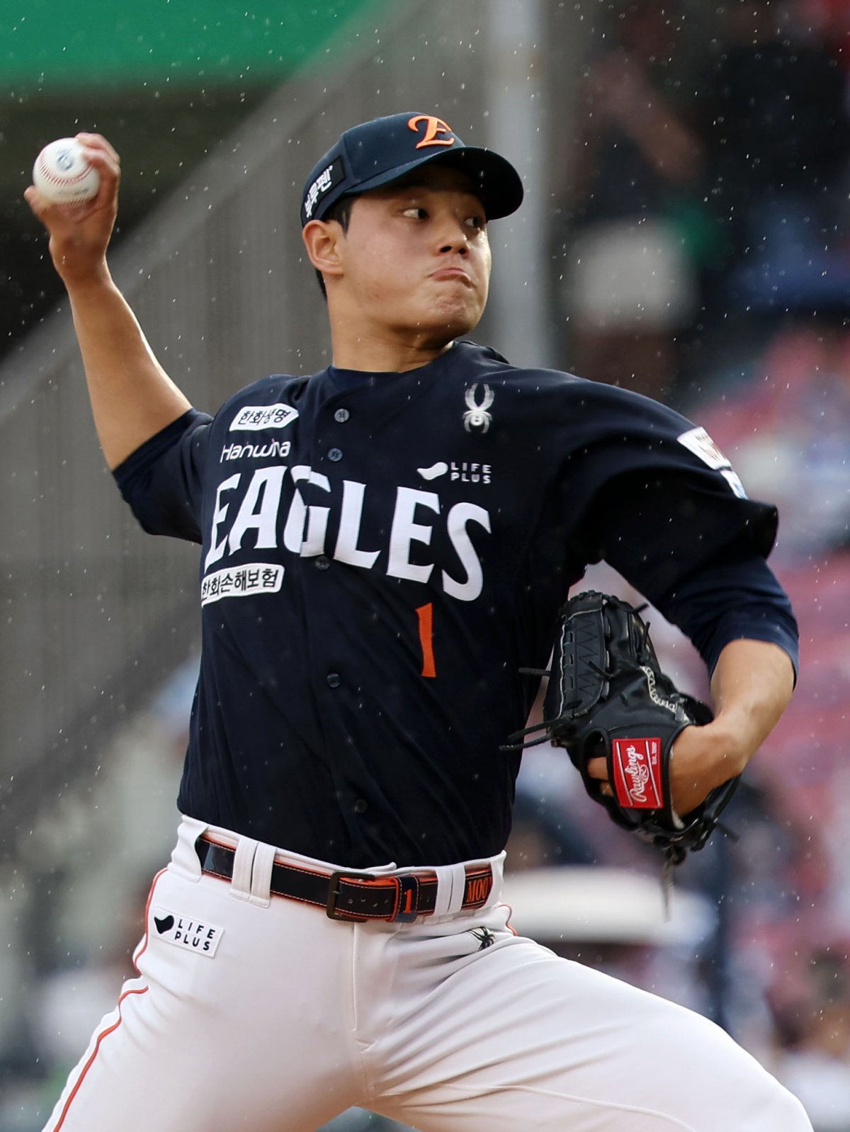 한화 문동주가 22일 잠실 두산전에서 6이닝 2안타 1볼넷 9탈삼진 무실점의 호투로 팀의 1-0 승리를 이끌었다. 문동주가 역투하고 있다. 잠실|뉴시스