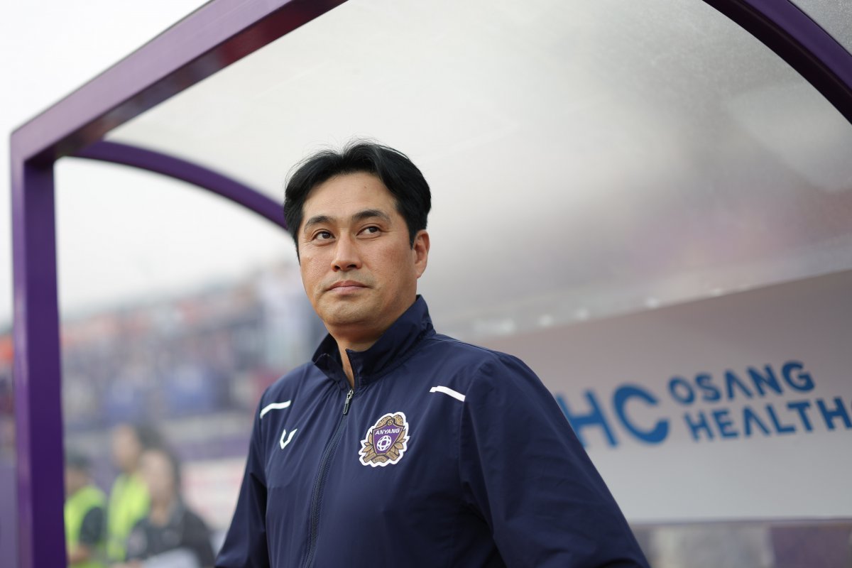 유병훈 안양 감독은 22일 안양종합운동장에서 열린 ‘하나은행 K리그1 2025’ 23라운드 홈경기에서 대구FC를 상대로 4-0 대승을 거둔 뒤 “다득점을 하긴 했는데, 너무 몰아넣어서 다음에 넣을 수 있을까 내심 걱정되기도 한다”고 웃으며 소감을 밝혔다. 사진제공｜한국프로축구연맹