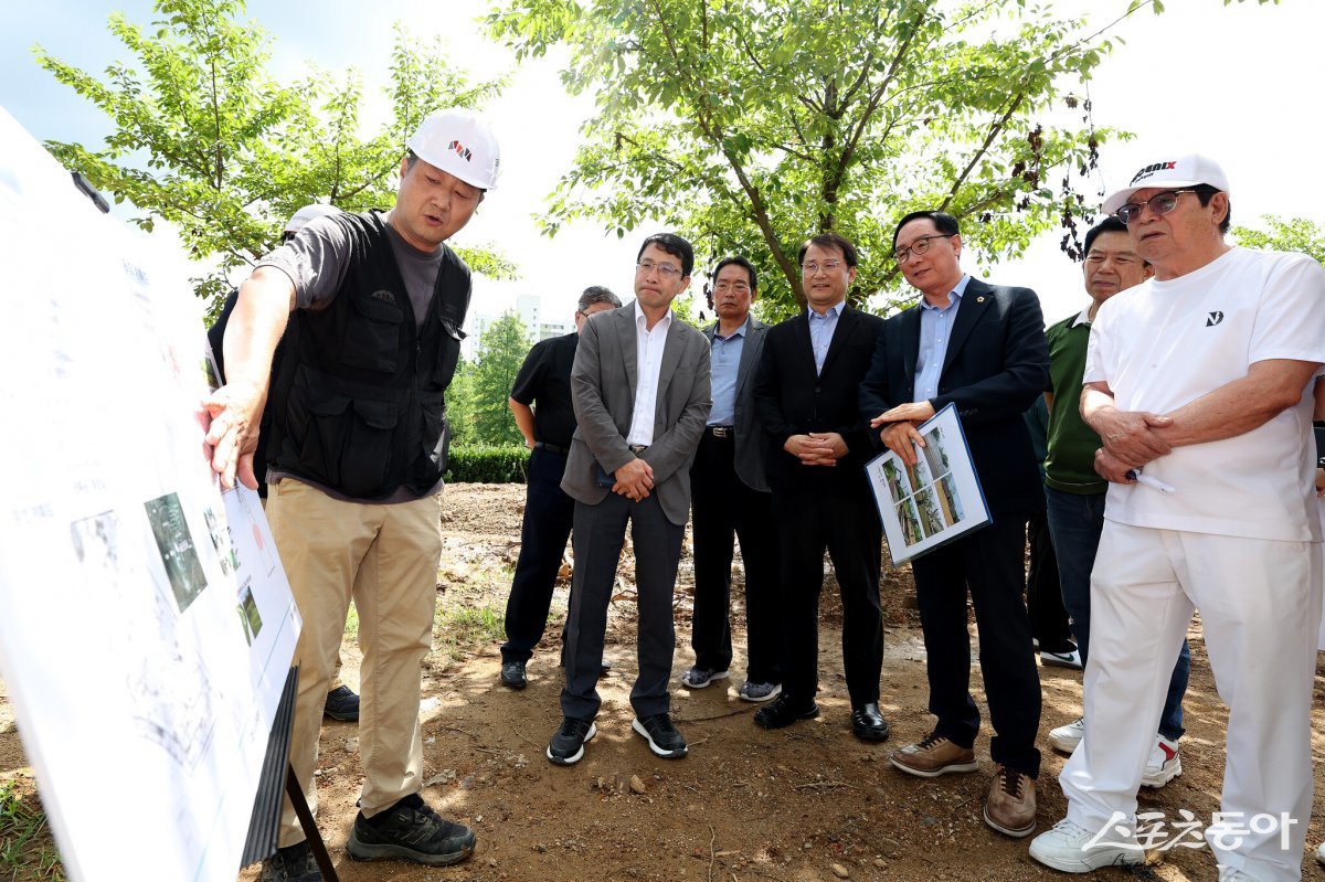 인천광역시의회 한민수 의원(국민의힘, 남동구)은 지난 22일 남동럭비경기장 부지 내 조성 중인 ‘남동경기장 파크골프장’ 건설 현장을 찾아 공사 진행 상황을 점검하고 여름철 집중호우 등 기상 상황에 따른 안전관리 대책을 살폈다. 사진제공｜인천광역시의회 한민수 의원
