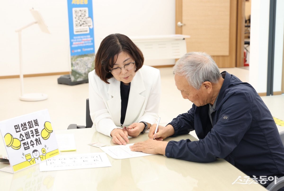김보라 안성시장은 지난 22일 서운면 행정복지센터를 찾아 ‘민생회복 소비쿠폰’ 신청 접수 현장을 점검하고 시민들과 직접 소통하는 시간을 가졌다. 사진제공|안성시