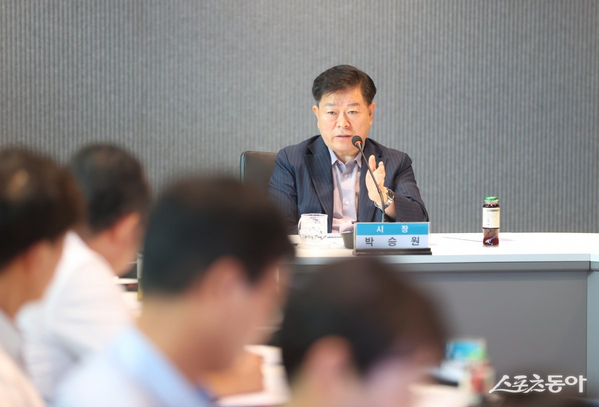 박승원 광명시장이 지난 22일 오전 시청 컨퍼런스룸에서 열린 ‘광명권 광역도시철도망 기본구상 연구용역’ 중간보고회에서 발언하고 있다. 사진제공｜광명시