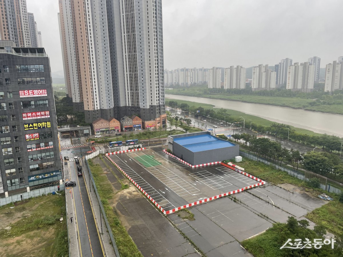 안산시(시장 이민근)는 시민들의 주차 불편을 해소하기 위해 상록구 사동 90블록 복합용지 내에 임시주차장을 조성하고 지난 22일부터 본격 운영을 시작했다(임시주차장 전경). 사진제공｜안산시