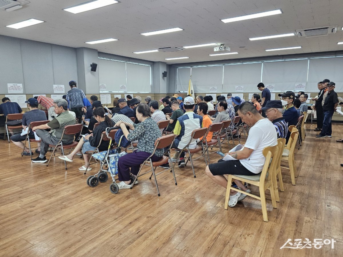 지난 21일 민생회복 소비쿠폰 신청 첫날 신천동 행정복지센터에서 신청자들이 대기하고 있다. 사진제공｜시흥시