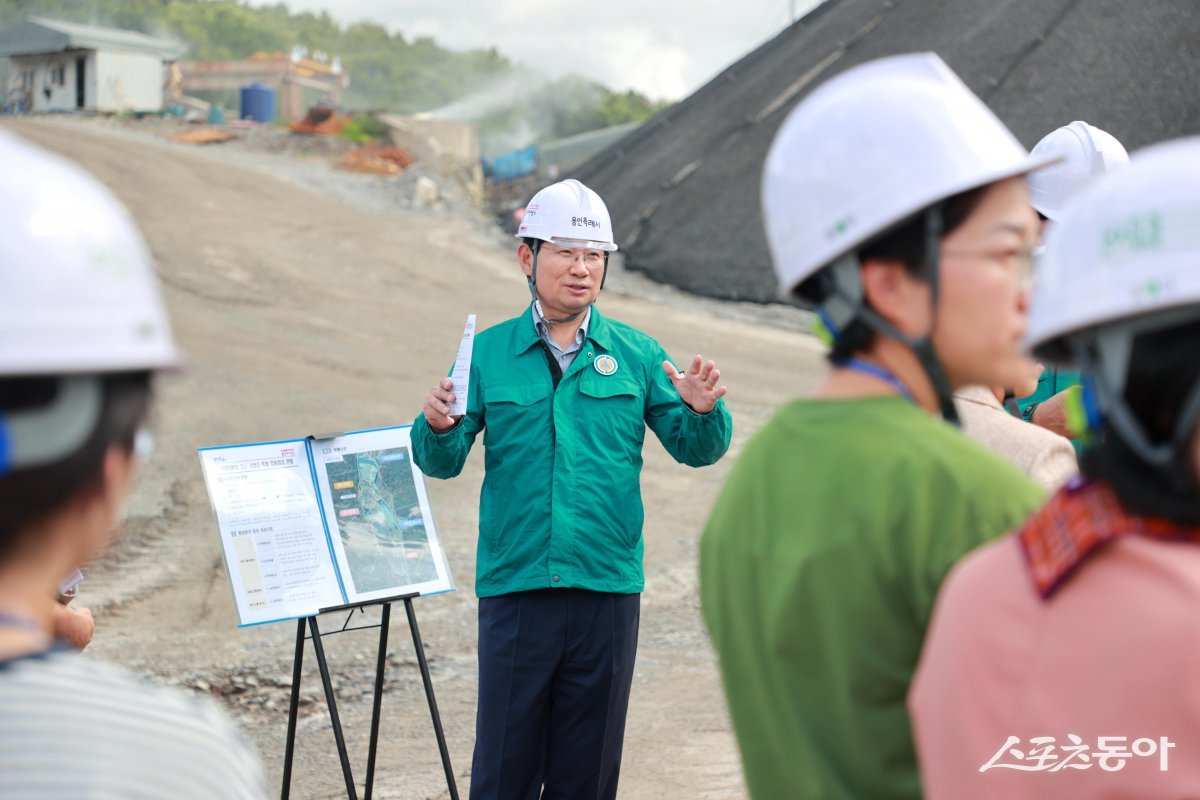 이상일 용인특례시장은 지난 21일 구성 지역 골재채취 및 건설폐기물 사업장을 방문해 비산먼지 발생 등 주민 불편사항을 확인하고 보완조치를 요구했다. 사진제공|용인시