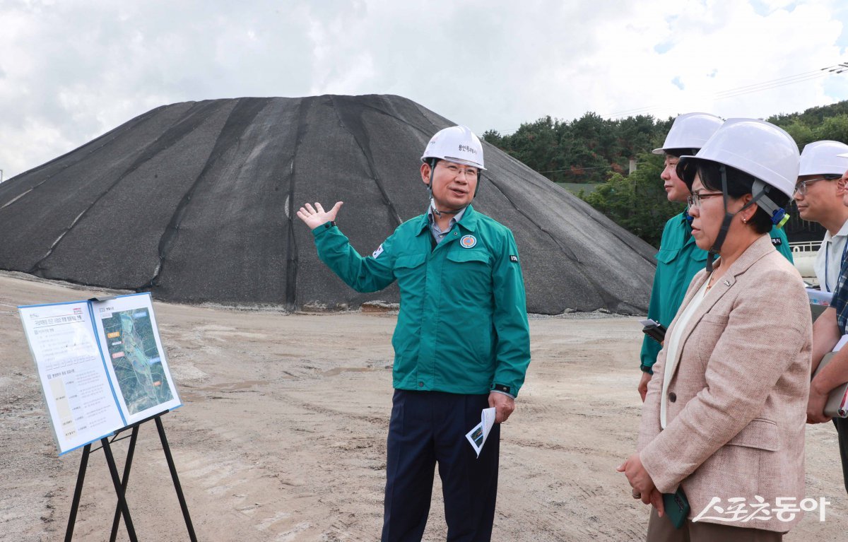 이상일 용인특례시장은 지난 21일 구성 지역 골재채취 및 건설폐기물 사업장을 방문해 비산먼지 발생 등 주민 불편사항을 확인하고 보완조치를 요구했다. 사진제공|용인시