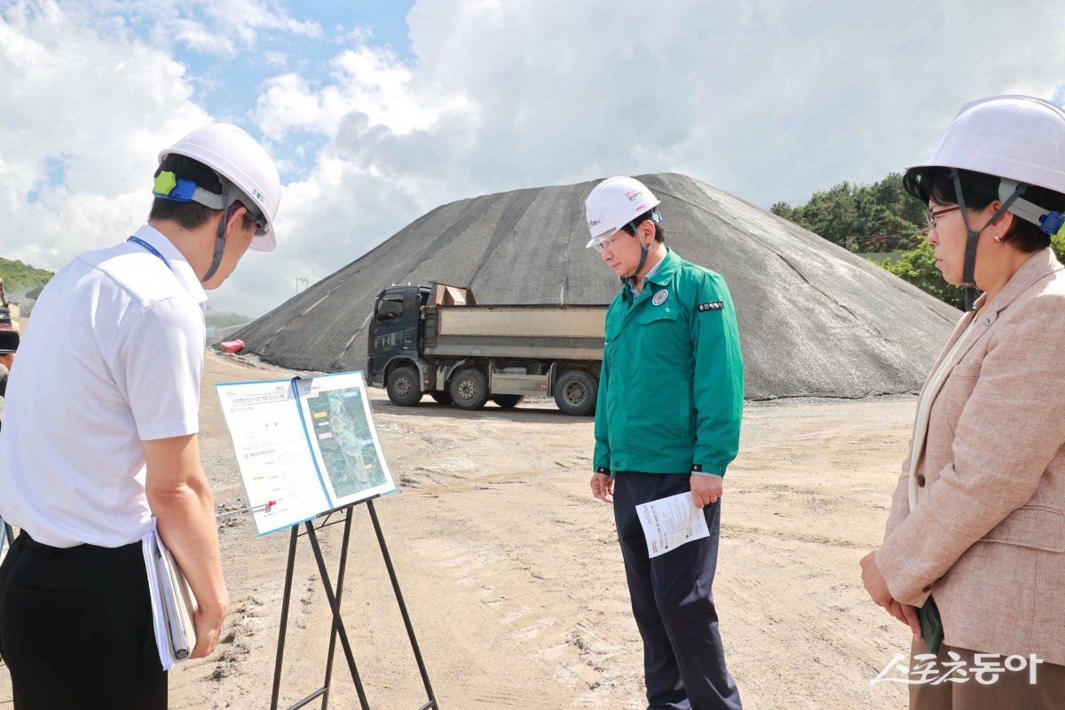 이상일 용인특례시장은 지난 21일 구성 지역 골재채취 및 건설폐기물 사업장을 방문해 비산먼지 발생 등 주민 불편사항을 확인하고 보완조치를 요구했다. 사진제공|용인시