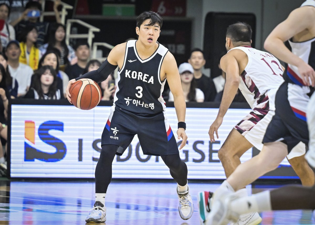 농구국가대표팀 정성우(왼쪽)는 탁월한 수비력을 앞세워 팀의 에너지를 끌어올리는 데 일가견이 있다. 생애 첫 태극마크를 달게 된 비결이다. 8월 5~17일 사우디아라비아 제다에서 열릴 ‘2025 FIBA 아시아컵’을 준비 중인 그는 “대표팀 선발은 농구 인생에서 가장 기쁜 순간 중 하나”라고 말했다. 사진제공|대한민국농구협회