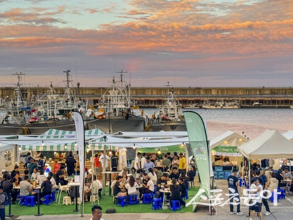 울릉군이 저동항 일원에서 개최한 ‘울루랄라 바다포차 SEASON2 – 울릉도 트위스트’가 관광객과 지역 주민들의 뜨거운 호응 속에 성황리에 열리고 있다. 사진제공 ㅣ 울릉군