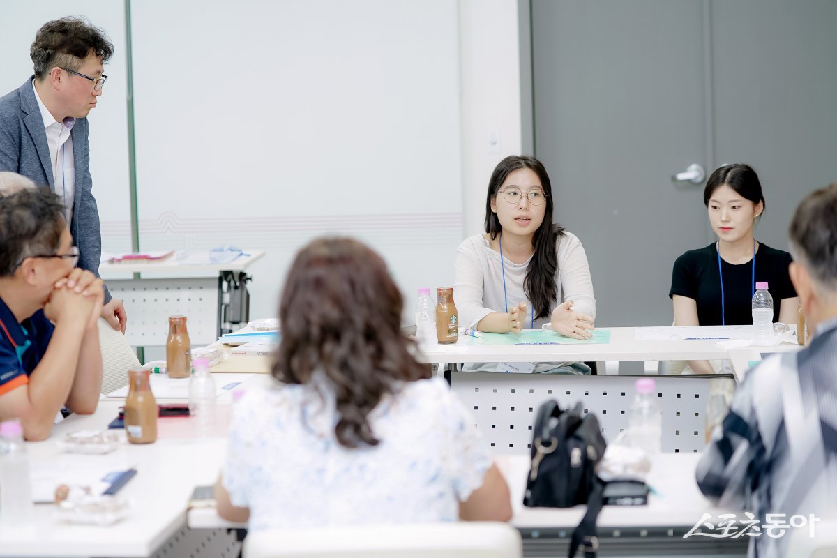 시민 참여단이 22일 시청 모란관에서 열린 ‘성남시 스마트도시계획 리빙랩’ 1차 회의에 참여하고 있다. 사진제공ㅣ성남시 