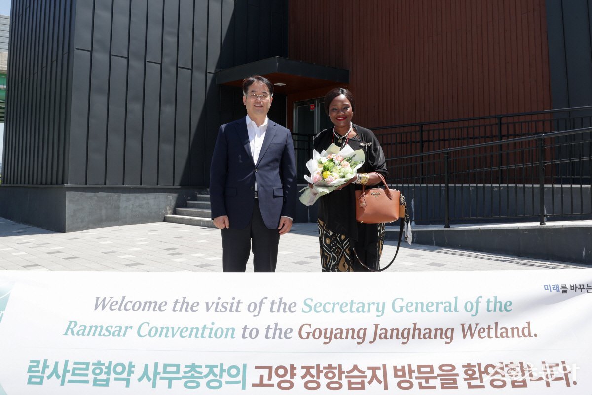 지난해 5월 고양장항습지생태관을 방문한 무손다 뭄바 람사르협약 사무총장과 이동환 고양특례시장(윈쪽). 사진제공ㅣ고양시 