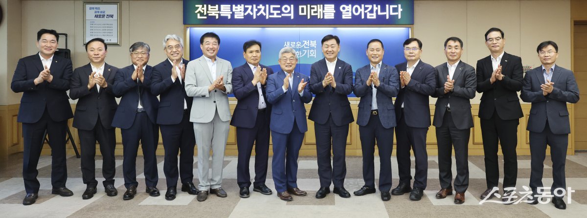 전북자치도가 11개의 건설 관련 협회가 참여하는 TF팀을 구성해, TF팀 회의와 도 도시계획위원회 자문을 거쳐 ‘전북특별자치도 지구단위계획 수립지침’ 지침을 확정했다. 사진제공=전북자치도