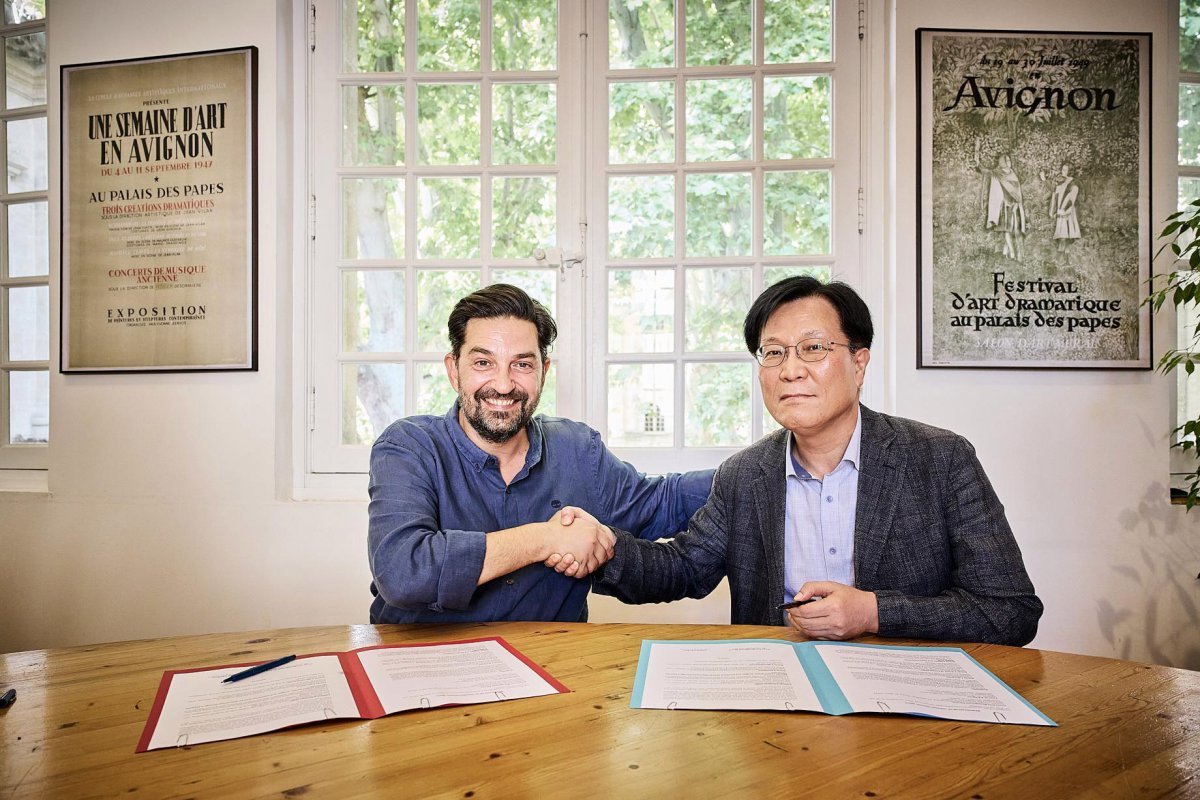 티아고 호드리게즈(Tiago Rodrigues) 아비뇽 페스티벌 예술감독(왼쪽)과 김장호 예술경영지원센터 대표