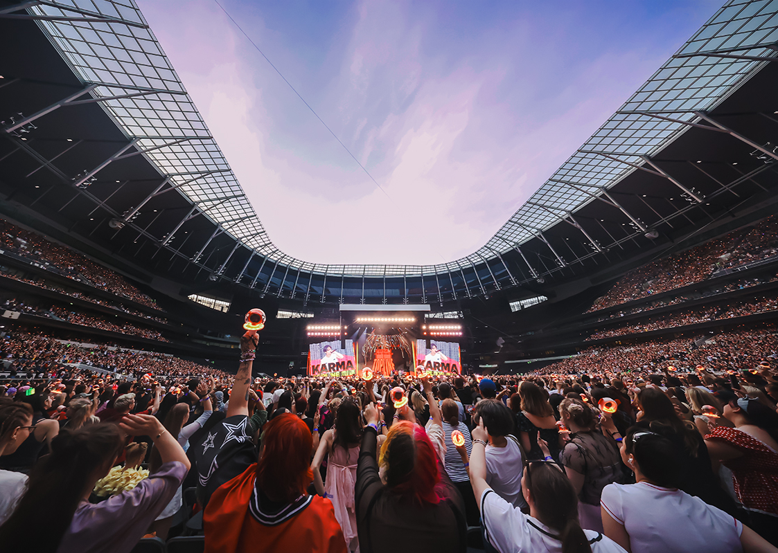 스트레이 키즈는 현지 시간 17일과 18일 ‘손흥민 선수의 홈 그라운드’ 토트넘 홋스퍼 스타디움에서 9만에 육박하는 팬덤의 열광 속에 공연을 치렀다. 손흥민의 경기장을 케이 팝 아티스트에게 내주기는 이번이 처음 있는 일이었다. 사진제공|JYP엔터테인먼트