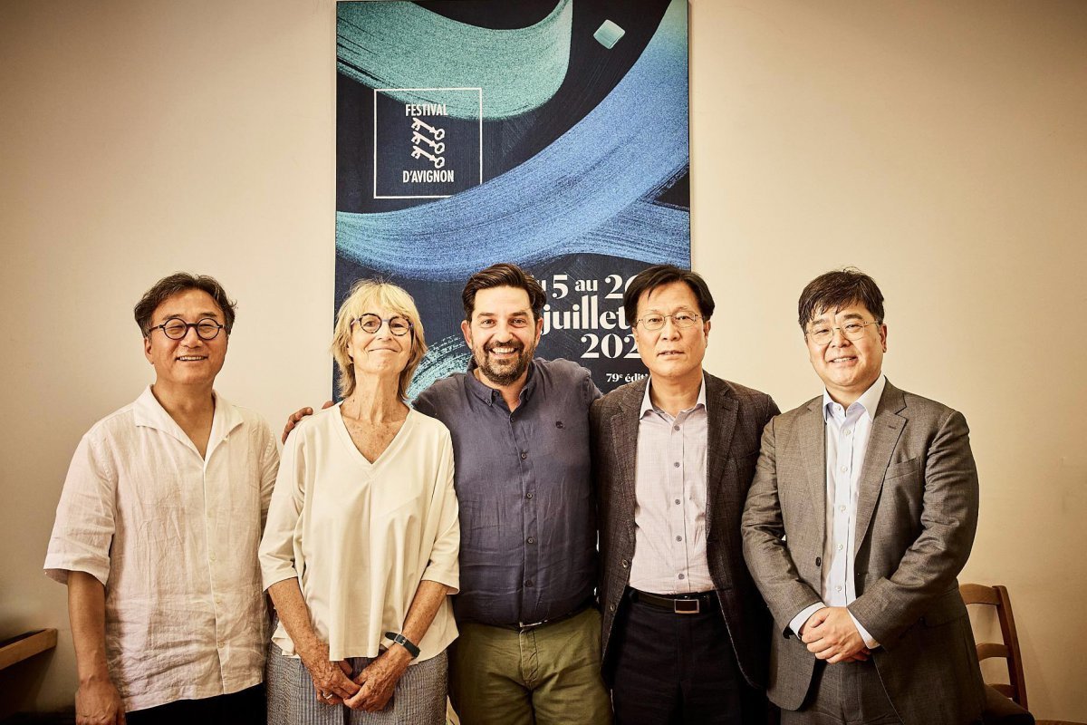 (왼쪽부터) 최석규 서울국제공연예술제 예술감독, 프랑수아 니센(Françoise Nyssen) 아비뇽 페스티벌 이사회 회장, 티아고 호드리게즈(Tiago Rodrigues) 아비뇽 페스티벌 예술감독, 김장호 예술경영지원센터 대표, 김병준 주프랑스한국대사관 공사