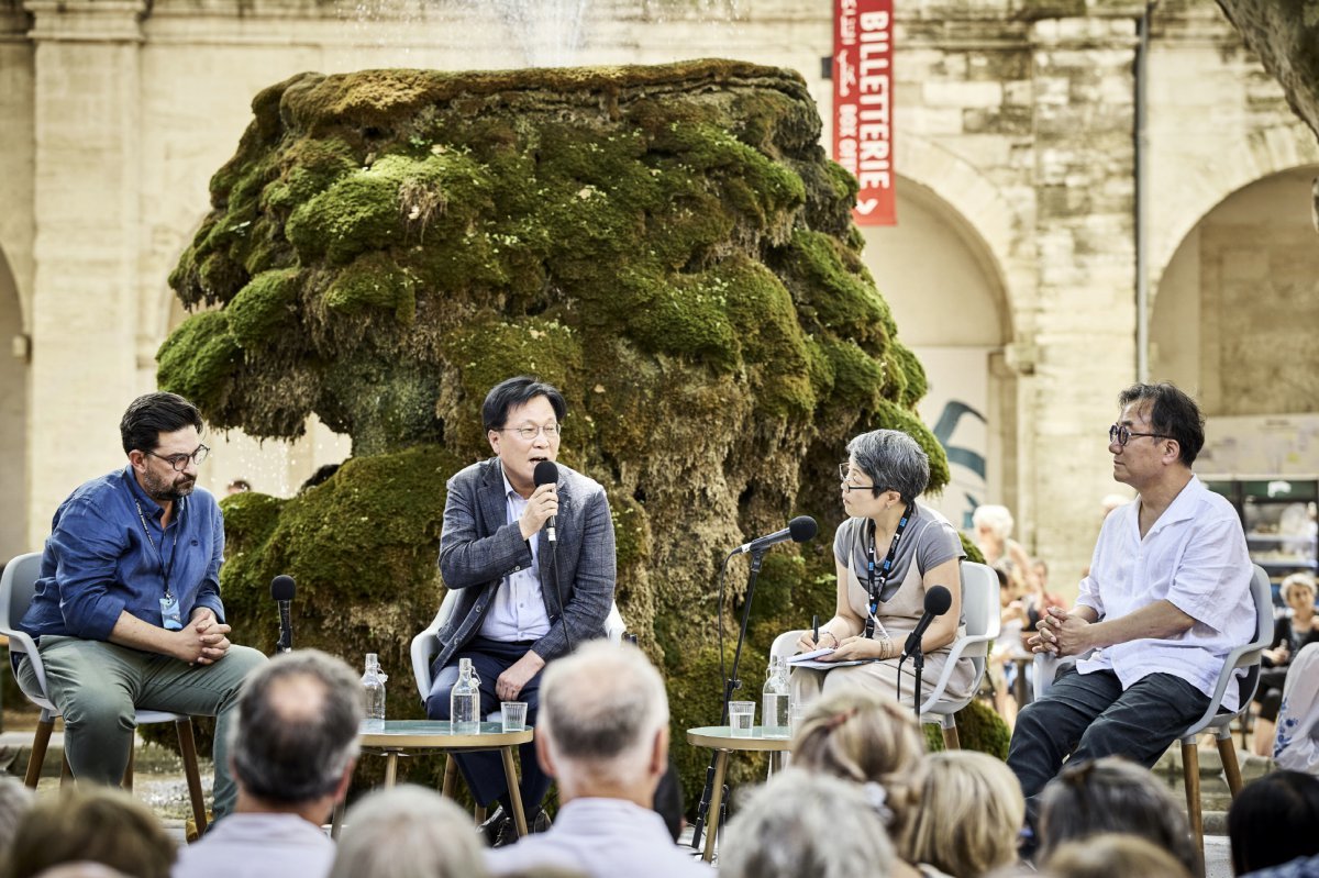 (왼쪽부터) 티아고 호드리게즈(Tiago Rodrigues) 아비뇽 페스티벌 예술감독, 김장호 예술경영지원센터 대표, 최석규 서울국제공연예술제 예술감독