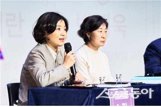 김효정 시의원이 지난 22일 부산도서관에서 열린 ‘제4차 부산·경남 행정통합 시도민 토론회’ 토론자로 발언하고 있다. (사진제공=김효정 의원 사무실)