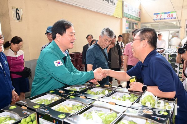 배낙호 김천시장이 김천시농산물도매시장과 김천농협공판장을 팡문해 농업인들을 격려했다. 사진제공 ㅣ 김천시