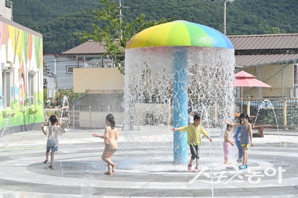 청송군 진보면 진보키즈카페 임시 물놀이장에서 어린이들이 즐겁게 놀고 있다. 사진제공 ㅣ 청송군