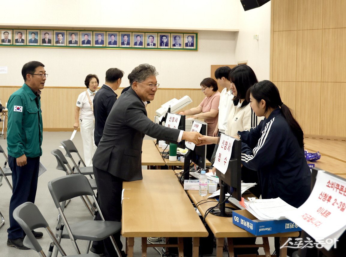 장세일 영광군수가 지난 22일 민생회복 소비쿠폰 신청이 진행 중인 영광읍사무소를 방문해 관계자들을 격려하고 있다. 사진제공=영광군