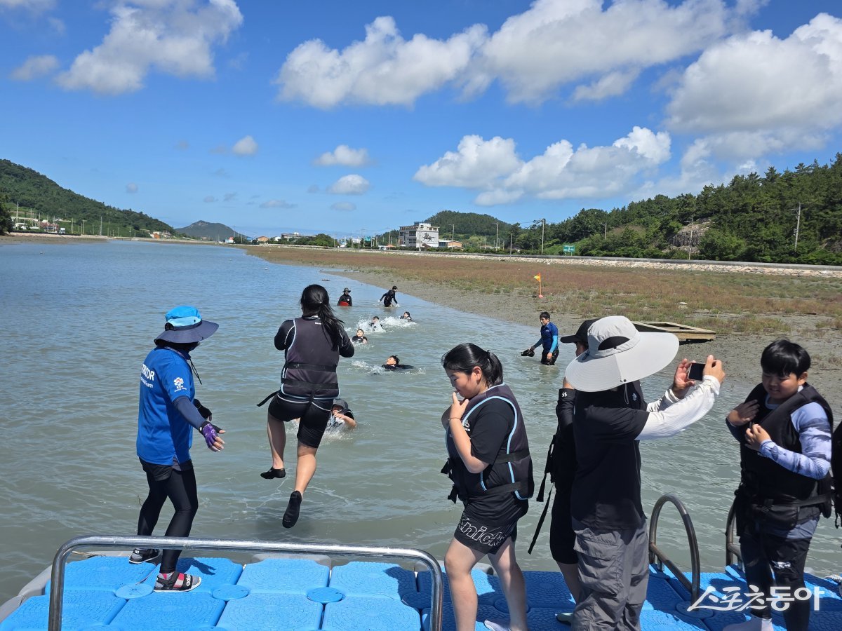 신안 관내 학생들이 지난 22일 임자면 진리해변에서 ‘생활수영’ 교육을 받고 있다. 사진제공=전남도교육청