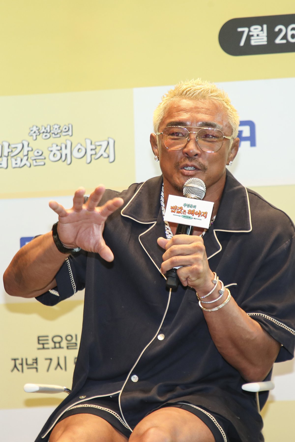 추성훈이 전 세계 ‘아조씨’들과 함께 땀 흘리는 리얼 노동 여행기 ‘추성훈의 밥값은 해야지’가 26일 ENA·EBS1에서 첫 방송된다. 육체노동을 통해 낯선 환경에 뛰어든 추성훈의 진정성이 고스란히 담길 예정이다.  사진제공｜ENA·EBS