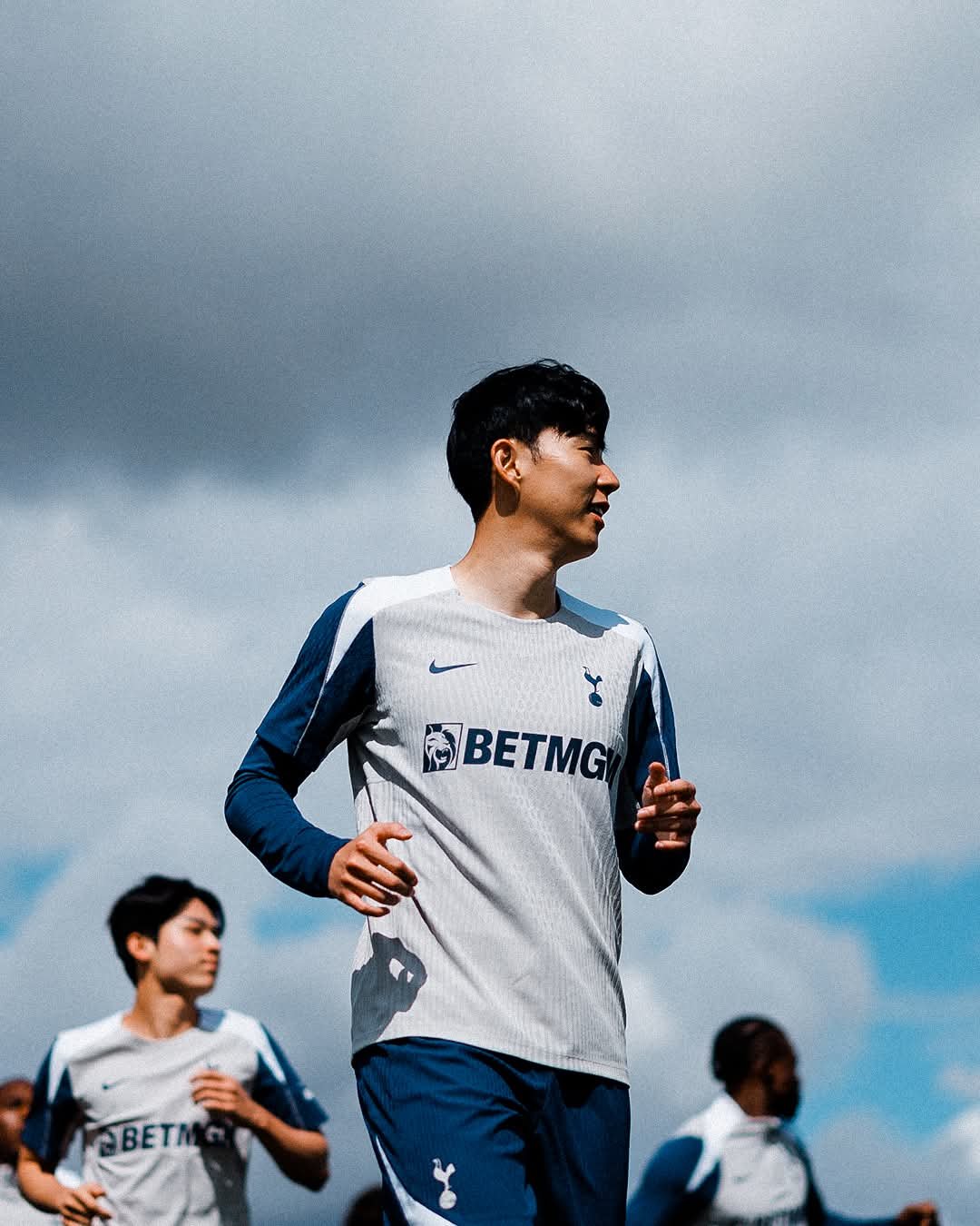 토트넘 손흥민이 22일(한국시간) 런던 엔필드 홋스퍼웨이에서 진행된 프리시즌 팀 훈련에 밝은 표정으로 임하고 있다. 사진출처|토트넘 홋스퍼 페이스북