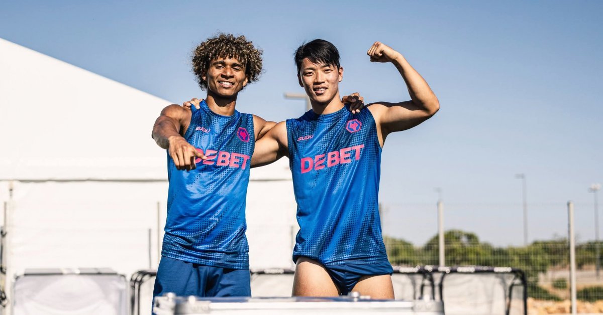 울버햄턴 황희찬(오른쪽)이 포르투갈에서 진행된 프리시즌 훈련을 마치고 팀 동료와 환하게 웃고 있다. 사진출처|울버햄턴 페이스북