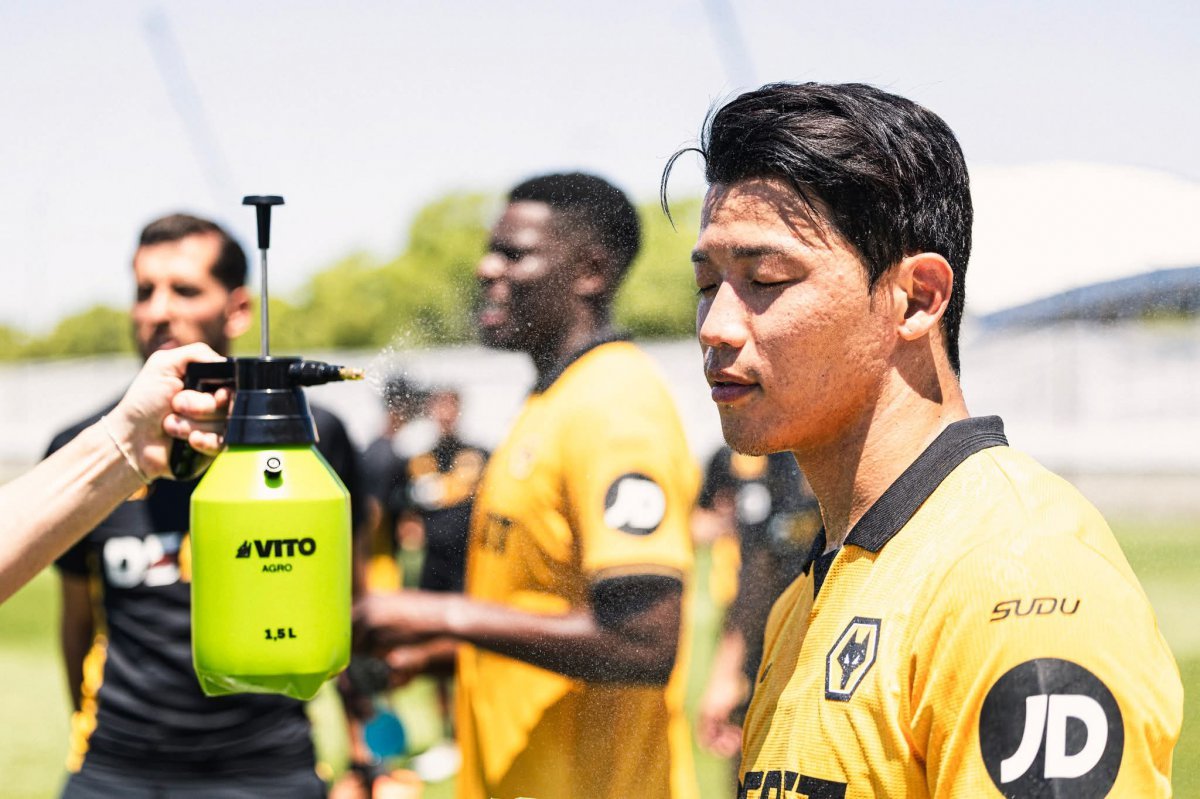 울버햄턴 황희찬이 포르투갈에서 진행된 프리시즌 전지훈련 도중 물을 맞으며 더위를 식히고 있다. 사진출처|울버햄턴 페이스북