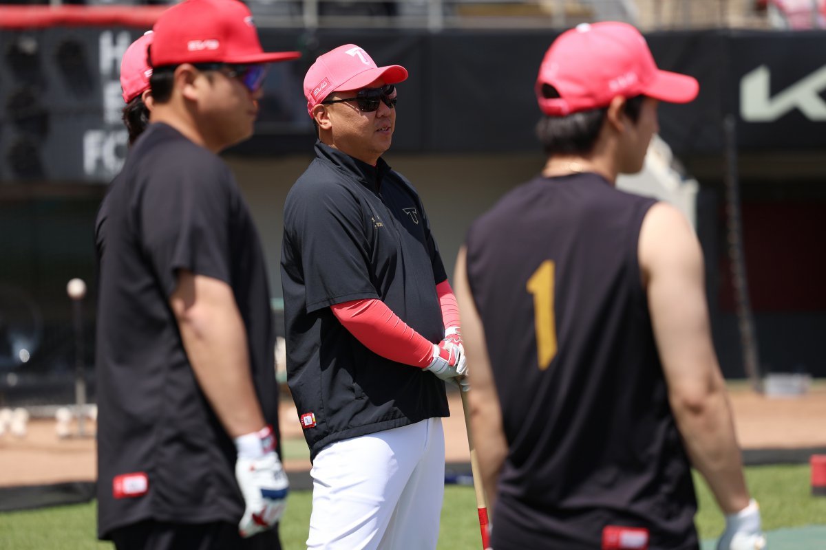 이범호 KIA 감독(가운데)은 후반기 초반 마운드 운영으로 고민이 많다. 필승조 과부하를 막고자 선발투수들이 제 몫을 해내길 기대하고 있다. 사진제공｜KIA 타이거즈