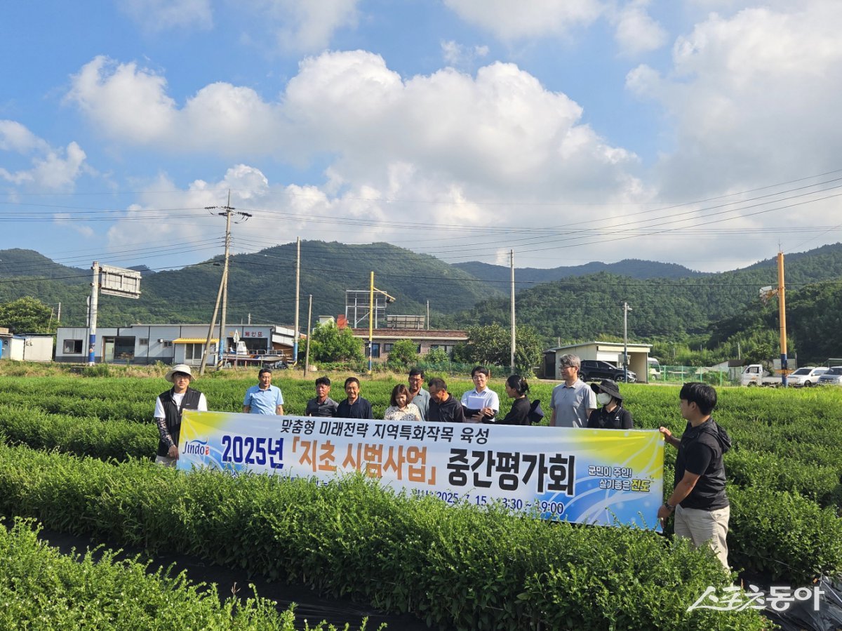 진도군이 최근 지초 시범사업 참여 농가와 한국농업기술진흥원 관계자, 지초에 관심이 있는 지역 농업인 등 약 20명이 참석한 가운데 시범사업 중간 평가회를 개최했다. 사진제공=진도군