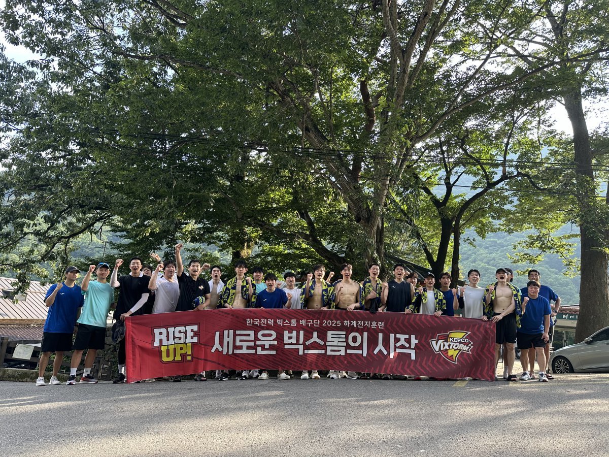 V리그 남자부 한국전력 선수들이 23일 경남 하동 의신마을 일원에서 러닝훈련을 마친 뒤 기념촬영을 하고 있다. 한국전력은 2025~2026시즌 3시즌만의 봄배구 진출을 목표로 비시즌 담금질을 하고 있다. 사진제공│한국전력 배구단