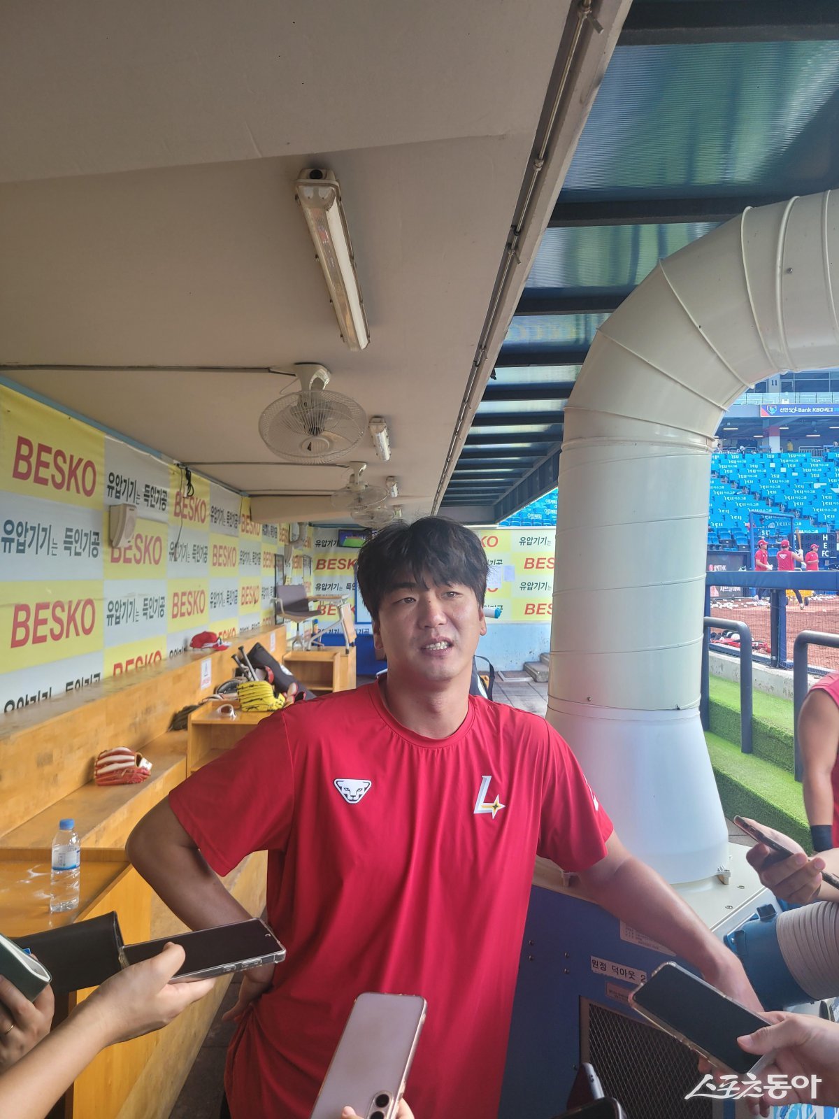 SSG 베테랑 투수 김광현이 23일 대구 삼성라이온즈파크에서 취재진과 인터뷰를 하고 있다. 김광현은 26일 대전 한화생명볼파크에서 한화를 상대로 선발등판 할 예정이다. 맞대결 상대는 류현진이다. 그는 “0-0으로 비겨서 승부를 못 냈으면 한다”며 미소를 지어보였다. 대구｜장은상 기자 award@donga.com