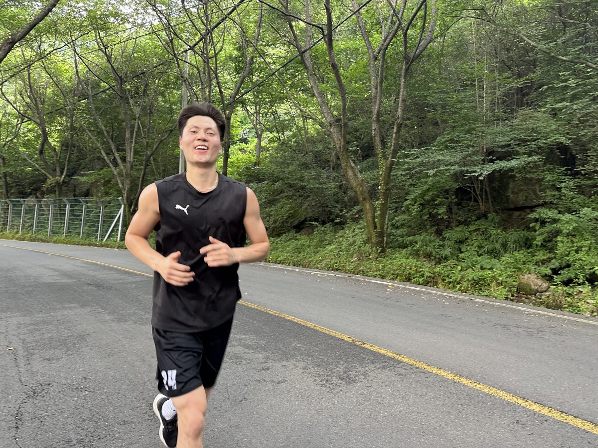 V리그 남자부 한국전력의 에디가 23일 경남 하동 의신마을 일원에서 런닝훈련을 하고 있다. 한국전력은 2025~2026시즌 3시즌만의 봄배구 진출을 목표로 비시즌 담금질을 하고 있다. 사진제공│한국전력 배구단