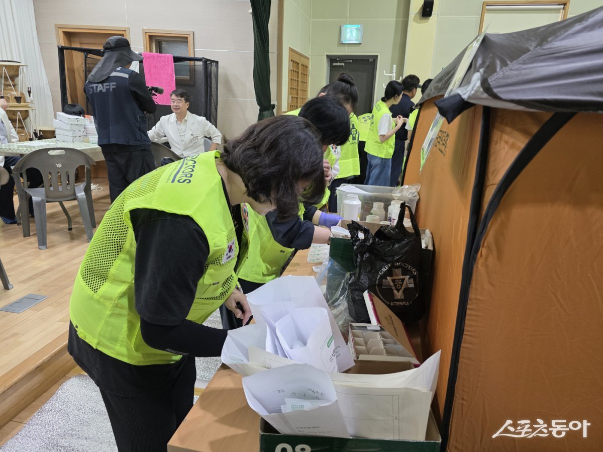 부산 온병원그룹과 그린닥터스 봉사단이 23일 극한호우로 인해 사상 초유로 전 군민 대피령이 내려진 산청군 일대에 왕진 봉사에 나서서 100여명의 이재민을 진료했다. (사진제공=온병원)