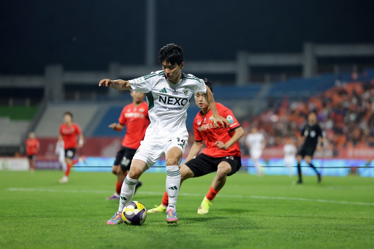 지난달 13일 춘천송암스포츠타운에서 열린 전북과 강원의 K리그1 경기 모습. 두 팀은 시즌 3번째 맞대결인 23일 전주성 혈투에도 최정예를 투입했다. 사진제공|한국프로축구연맹