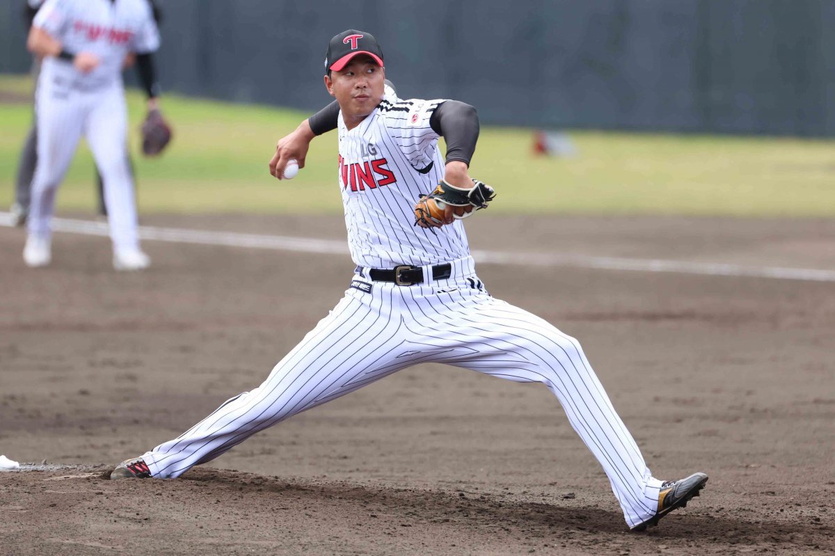 LG 정우영(사진)은 22일 이천 키움과 2군 경기에서 선발등판해 2이닝 4실점을 기록했다. 염경엽 감독은 정우영이 자신의 것을 다해볼 충분한 시간을 주려 한다. 사진제공|LG 트윈스