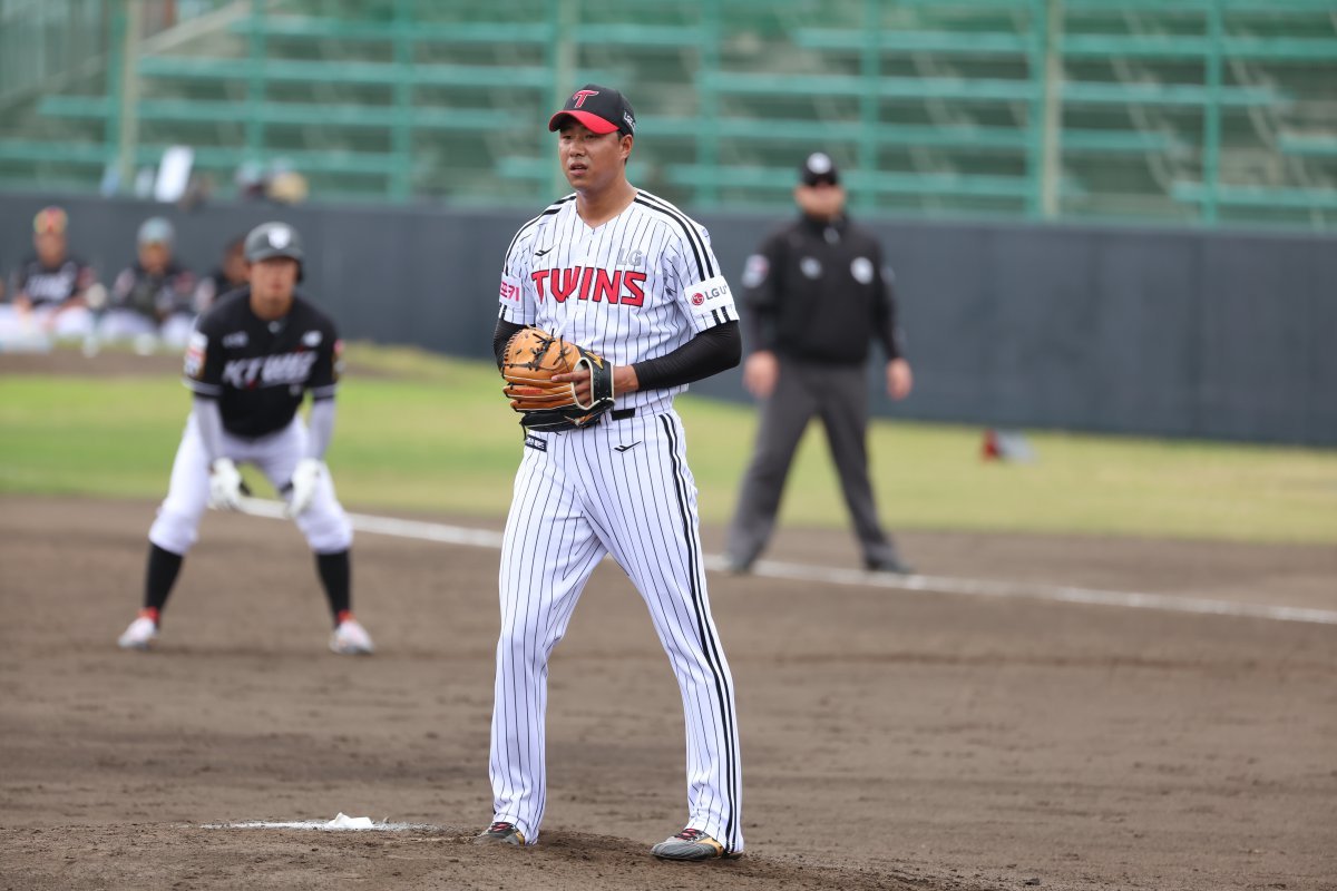 LG 정우영(사진)은 22일 이천 키움과 2군 경기에서 선발등판해 2이닝 4실점을 기록했다. 염경엽 감독은 정우영이 자신의 것을 다해볼 충분한 시간을 주려 한다. 사진제공|LG 트윈스