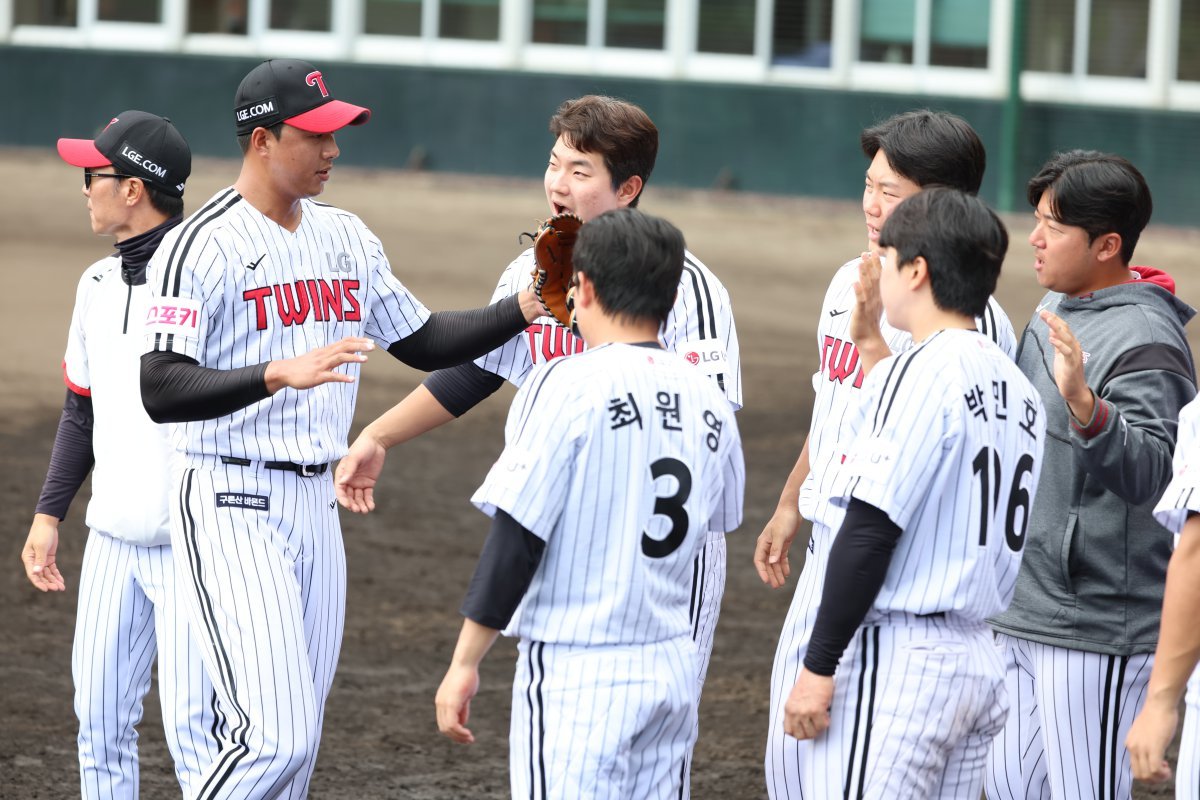 LG 정우영(사진, 왼쪽 첫 번째)은 22일 이천 키움과 2군 경기에서 선발등판해 2이닝 4실점을 기록했다. 염경엽 감독은 정우영이 자신의 것을 다해볼 충분한 시간을 주려 한다. 사진제공|LG 트윈스