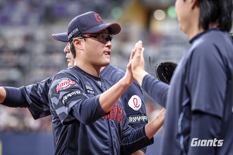 롯데 박세웅이 23일 고척스카이돔에서 열린 키움전에 선발등판해 7이닝 1실점 역투를 펼친 뒤 동료들과 손뼉을 마주치고 있다. 사진제공｜롯데 자이언츠