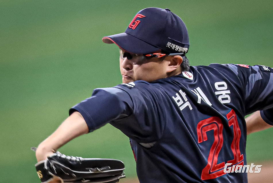 롯데 박세웅이 23일 고척스카이돔에서 열린 키움전에 선발등판해 역투하고 있다. 박세웅은 이날 역투로 2022년 이후 3년 만에 10승을 달성했다. 사진제공｜롯데 자이언츠