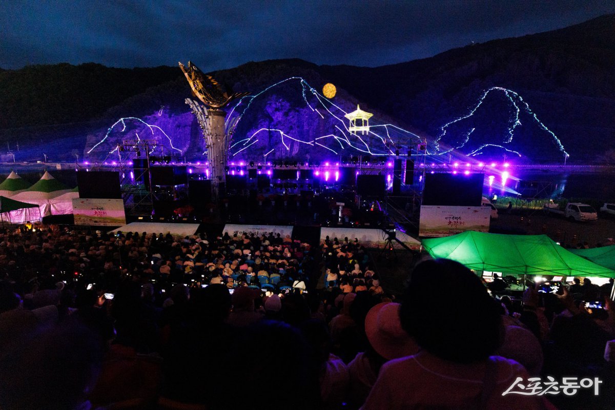 ‘내륙 관광 1번지’ 충북 단양군의 대표 축제인 단양 소백산철쭉제가 지역경제에 뚜렷한 활력을 불어넣은 것으로 나타났다(소백산철쭉제 레이저쇼). 사진제공｜단양군