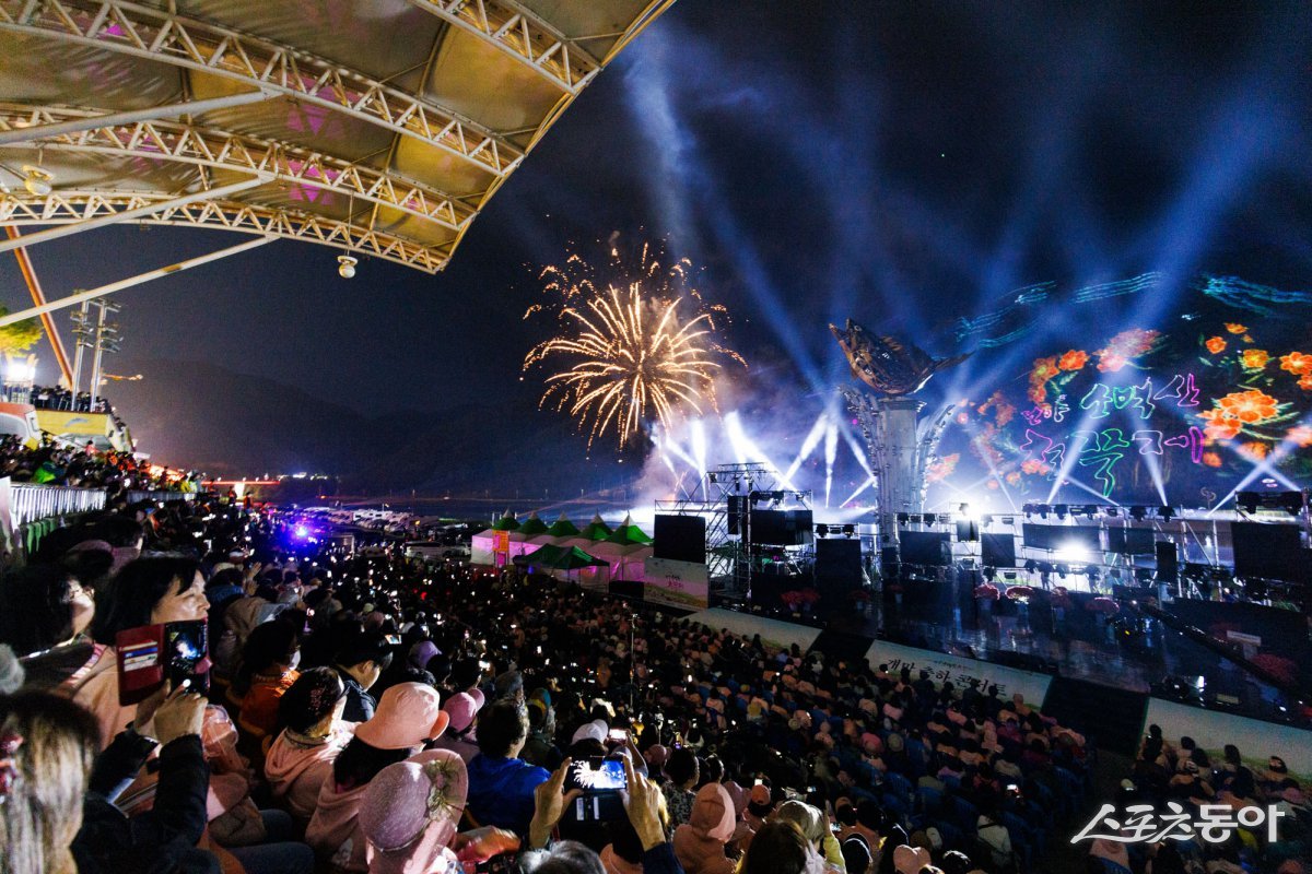 ‘내륙 관광 1번지’ 충북 단양군의 대표 축제인 단양 소백산철쭉제가 지역경제에 뚜렷한 활력을 불어넣은 것으로 나타났다(소백산철쭉제 개막식). 사진제공｜단양군