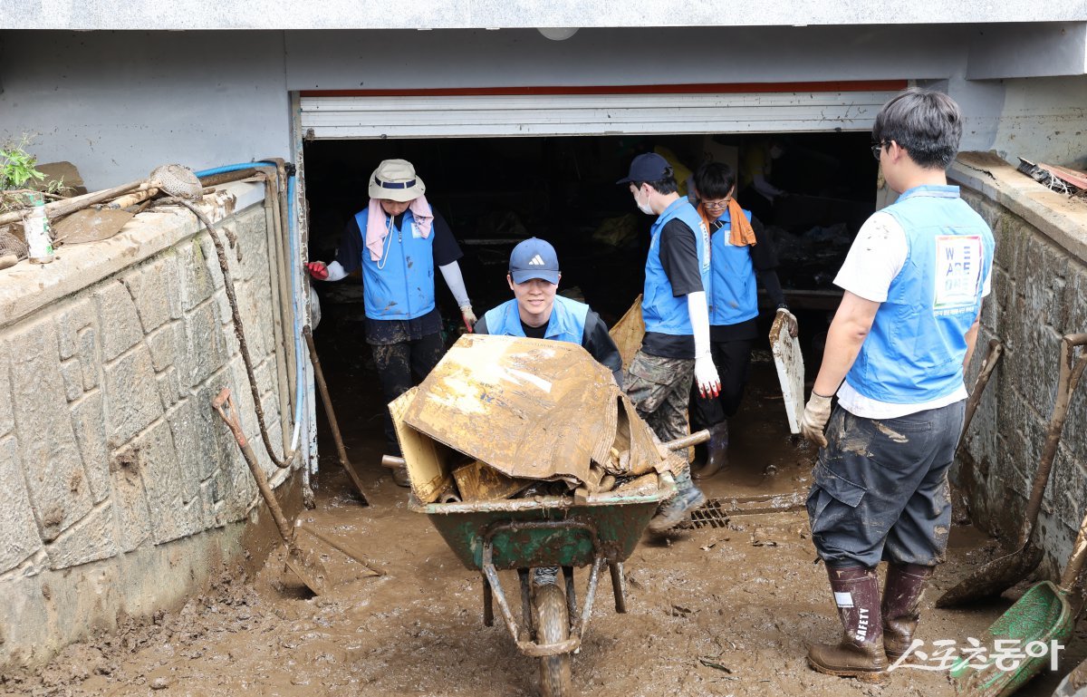 신천지자원봉사단 강원지역연합회가 22일 가평군 조종면 대보리 일대에서 수해복구 봉사를 진행하고 있다. (사진제공=신천지자원봉사단 강원지역연합회)